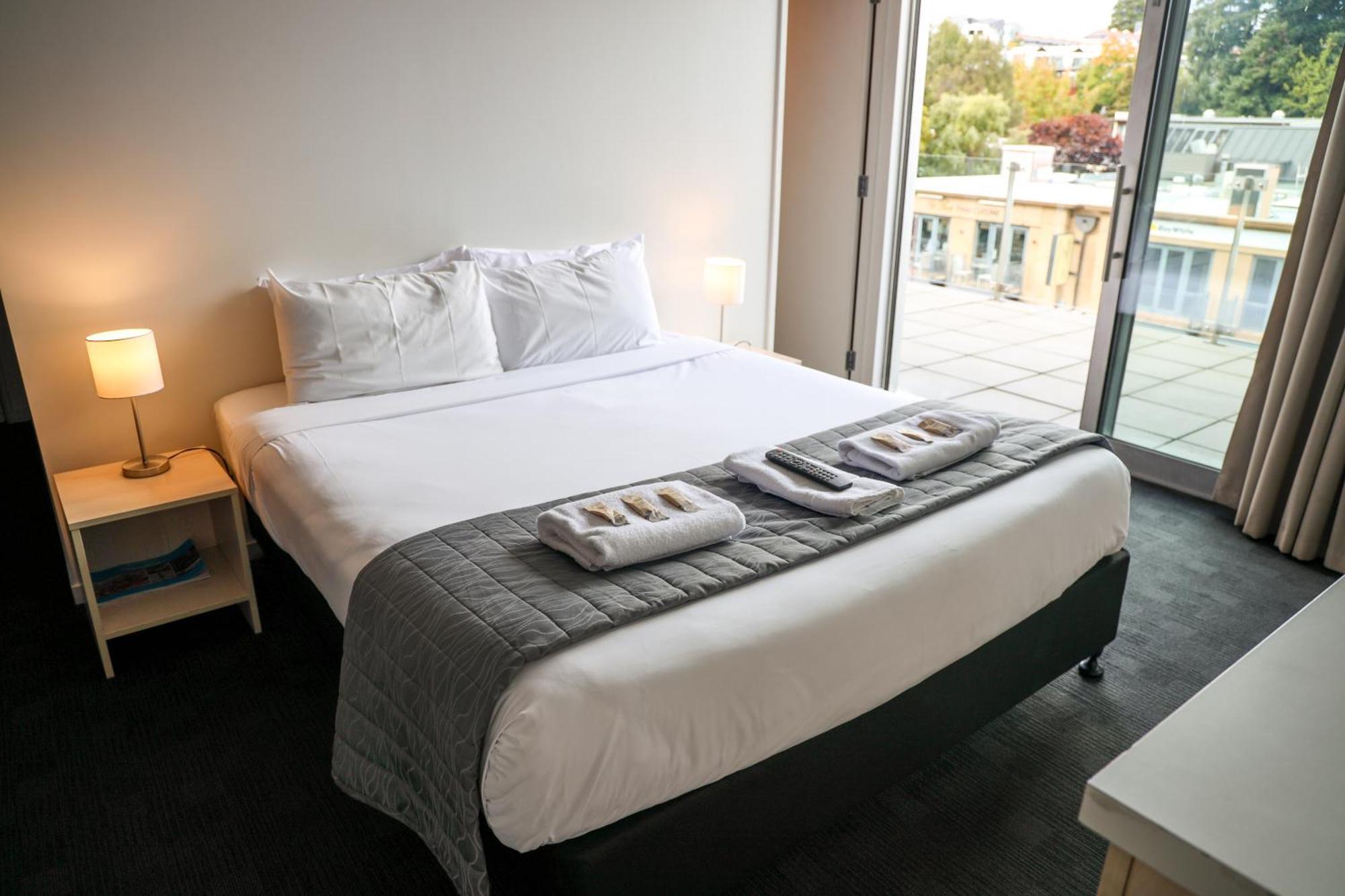 فندق نومادز كوينز تاون كوينستاون المظهر الخارجي الصورة A bedroom at the hotel